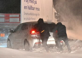 -43 gradë Celsius në Suedi, 1 mijë vetura u bllokuan për 24 orë në autostradë