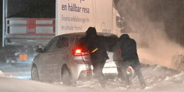 -43 gradë Celsius në Suedi, 1 mijë vetura u bllokuan për 24 orë në autostradë