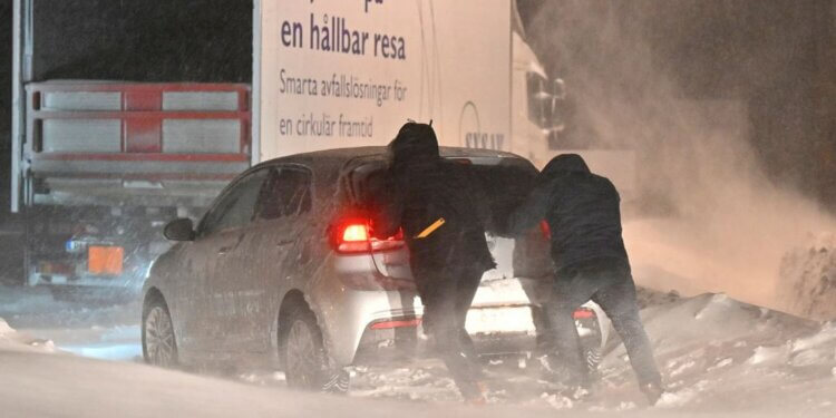 -43 gradë Celsius në Suedi, 1 mijë vetura u bllokuan për 24 orë në autostradë