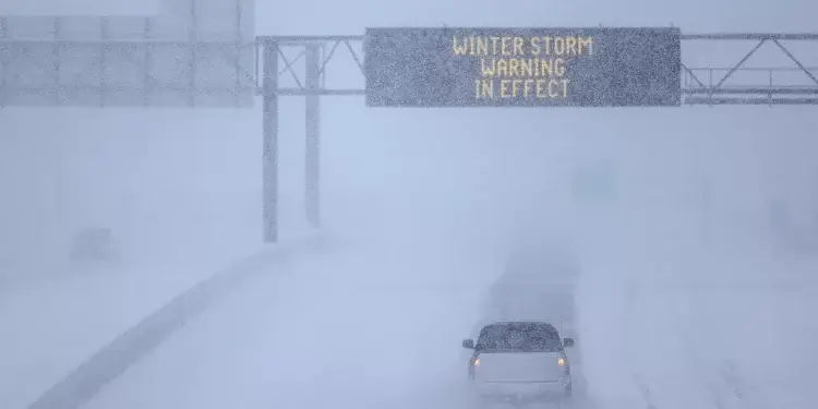 Stuhitë “paralizojnë” 12 shtete në SHBA, anulohen mbi 2000 fluturime