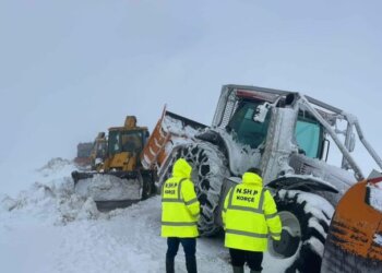 Ngecin edhe mjetet e larta, kaq ka arritur trashësia e borës në fshatin shqiptar