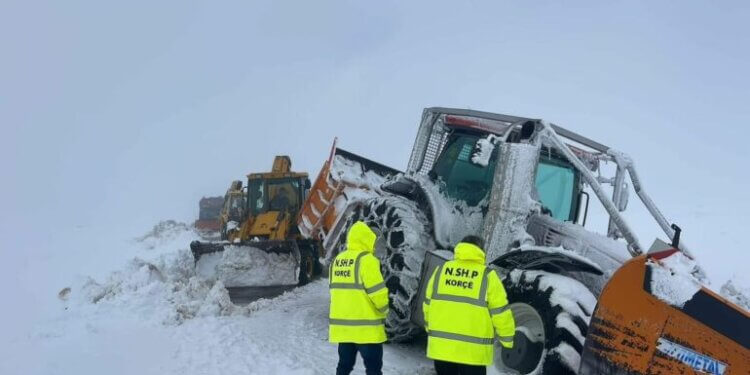 Ngecin edhe mjetet e larta, kaq ka arritur trashësia e borës në fshatin shqiptar