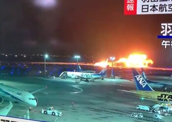 Aeroplani me 379 pasagjerë shpërthen në flakë sapo ulet në pistë, publikohen pamjet