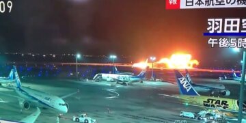 Aeroplani me 379 pasagjerë shpërthen në flakë sapo ulet në pistë, publikohen pamjet