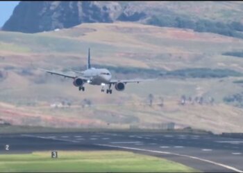 Erërat e forta përplasin aeroplanin në pistë, shikoni pamjet