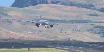 Erërat e forta përplasin aeroplanin në pistë, shikoni pamjet