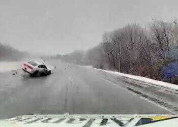 SHBA, nga rruga e rrëshqitshme rrokulliset vetura, autoambulanca shpëton për një “fije” nga përplasja direkte