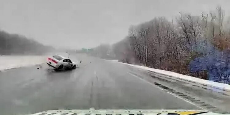 SHBA, nga rruga e rrëshqitshme rrokulliset vetura, autoambulanca shpëton për një “fije” nga përplasja direkte