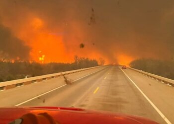 Shteti amerikan po lufton me zjarrin e dytë më të madh në historinë e tij, digjen 850 mijë hektarë