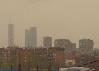 Qielli i Milanos merr ngjyrë të verdhë, e pushton rëra e Saharasë