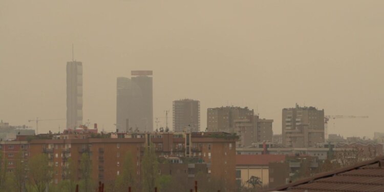 Qielli i Milanos merr ngjyrë të verdhë, e pushton rëra e Saharasë