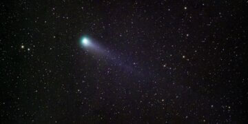 Afrohet kometa që kalon një herë në 71 vjet pranë Tokës