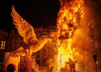 Valencia ‘po digjet’ dhe arsyeja është e pabesueshme: Shihni sesi spanjollët tradicionalisht e presin pranverën