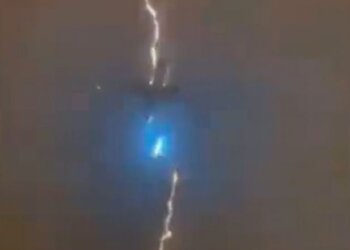 Filmohet momenti kur rrufeja godet aeroplanin në Kanada