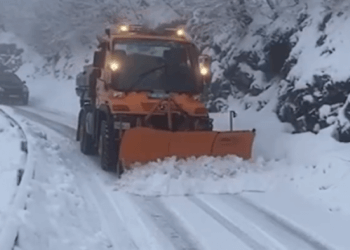 Reshjet e borës vështirësojnë qarkullimin e automjeteve në disa zona malore në Shqipëri