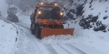 Reshjet e borës vështirësojnë qarkullimin e automjeteve në disa zona malore në Shqipëri