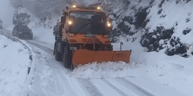 Reshjet e borës vështirësojnë qarkullimin e automjeteve në disa zona malore në Shqipëri