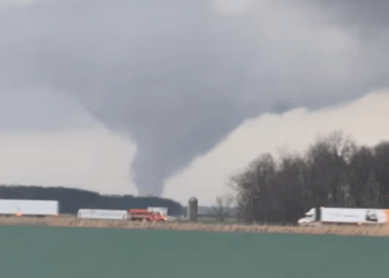 Të paktën gjashtë të vdekur dhe 100 të lënduar nga “një grumbull” i tornadove në SHBA