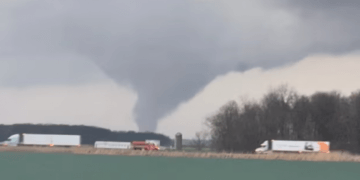 Të paktën gjashtë të vdekur dhe 100 të lënduar nga “një grumbull” i tornadove në SHBA