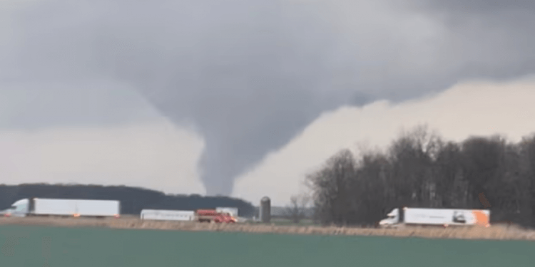 Të paktën gjashtë të vdekur dhe 100 të lënduar nga “një grumbull” i tornadove në SHBA