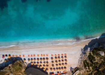 Plazhi në Shqipëri që ka ujin më blu në botë, lë pas edhe Greqinë