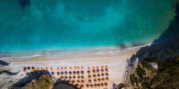 Plazhi në Shqipëri që ka ujin më blu në botë, lë pas edhe Greqinë