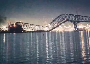 Shembet ura në Baltimore të SHBA-së, njerëzit e veturat bien në ujë – dalin pamjet