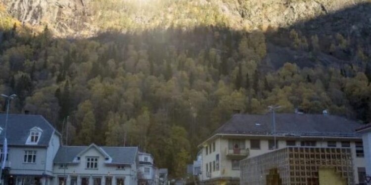 Një fshat i vogël është bërë i famshëm në Itali: Atje dielli nuk bie për disa muaj, por vendasit kanë një ide gjeniale