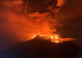 Shpërthimi i vullkanit në Indonezi ndez alarmin për cunami – mbi 11 mijë njerëzve u kërkohet të largohen nga vendi