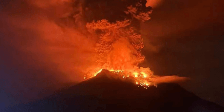 Shpërthimi i vullkanit në Indonezi ndez alarmin për cunami – mbi 11 mijë njerëzve u kërkohet të largohen nga vendi
