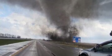 Shikoni pamjet  e një tornadoje në shtetin amerikan ndërsa moti i keq godet zonën