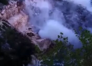 Skena dramatike pranë Mostarit – rrëshqitje masive e dheut, i tërë shpati bie në lum