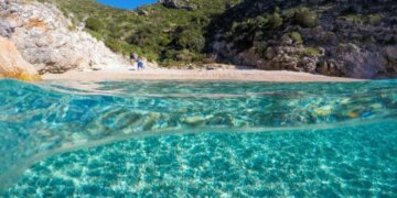 Brenda ishullit të mahnitshëm të Sazanit në Shqipëri, detaje që ndoshta nuk i keni ditur