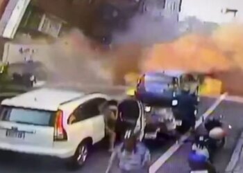 U duk se do ta pësojnë me jetë kalimtarët kur ndërtesa filloi të shembet në Tajvan, objekti 10 katësh mbeti e varur në këndin 45 shkallë