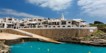 Fshati spanjoll kërcënon ndalimin e turistëve