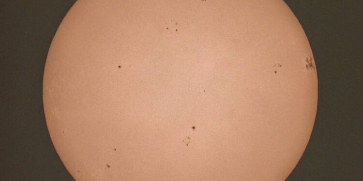 Dielli lëshon “valën elektromagnetike” më të madhe të zjarrtë në afro një dekadë!