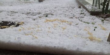 Pamje nga qyteti italian i mbuluar nga breshëri