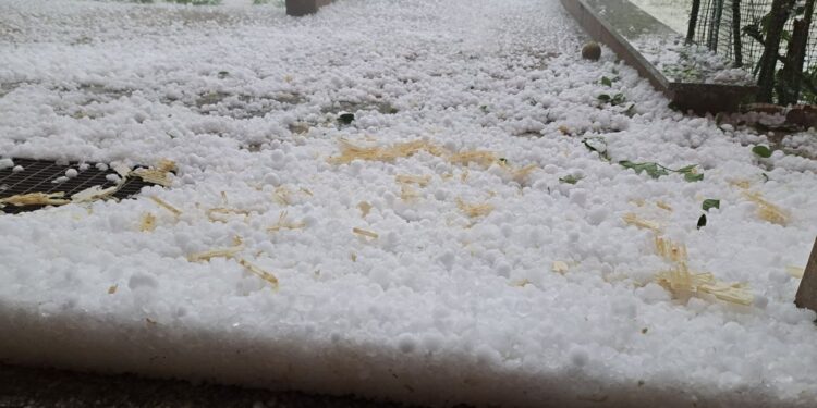 Pamje nga qyteti italian i mbuluar nga breshëri