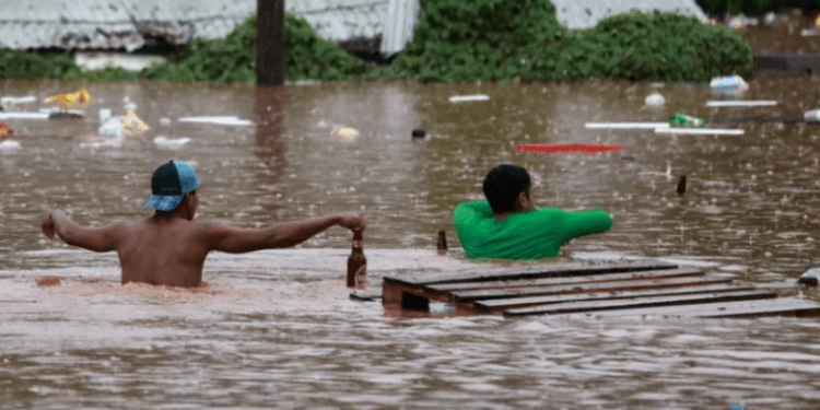 Përmbytje në Brazil: Shembet diga hidroelektrike, rritet numri i të vdekurve