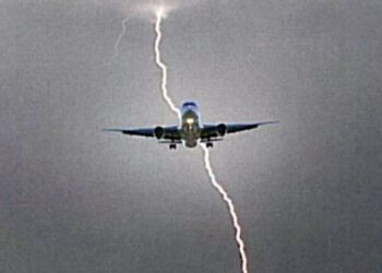 Rrufeja godet aeroplanin Cyrih-Shkup