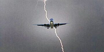 Rrufeja godet aeroplanin Cyrih-Shkup