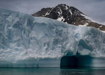 Një ajsberg i madh shkëputet nga Antarktida