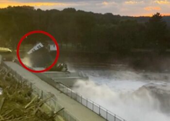 Momenti kur një shtëpi bie në lumë në shtetin amerikan derisa diga ishte dëmtuar