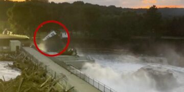 Momenti kur një shtëpi bie në lumë në shtetin amerikan derisa diga ishte dëmtuar