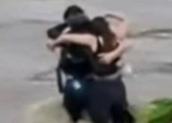 Prekëse/ Tre të rinj përqafohen me njëri-tjetrin para se të rrëmbehen nga ujërat e lumit në Itali