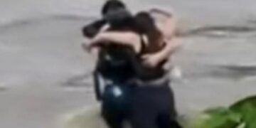 Prekëse/ Tre të rinj përqafohen me njëri-tjetrin para se të rrëmbehen nga ujërat e lumit në Itali