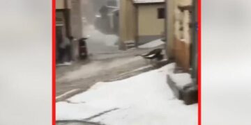 Pamje nga Prizreni – vërshohet thuajse i gjithë fshati, breshëri mbulon trotuaret