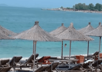 Pak pushues, plazhet e Vlorës thuajse bosh