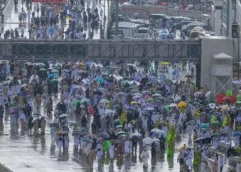 Pas vapës ekstreme, reshjet e shiut freskojnë pelegrinët myslimanë në Haxh