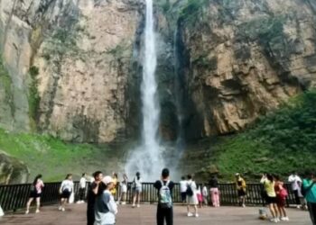 Turistëve ‘iu shit’ si ujëvara më e lartë kineze – shikoni se si u mashtruan miliona vizitorë